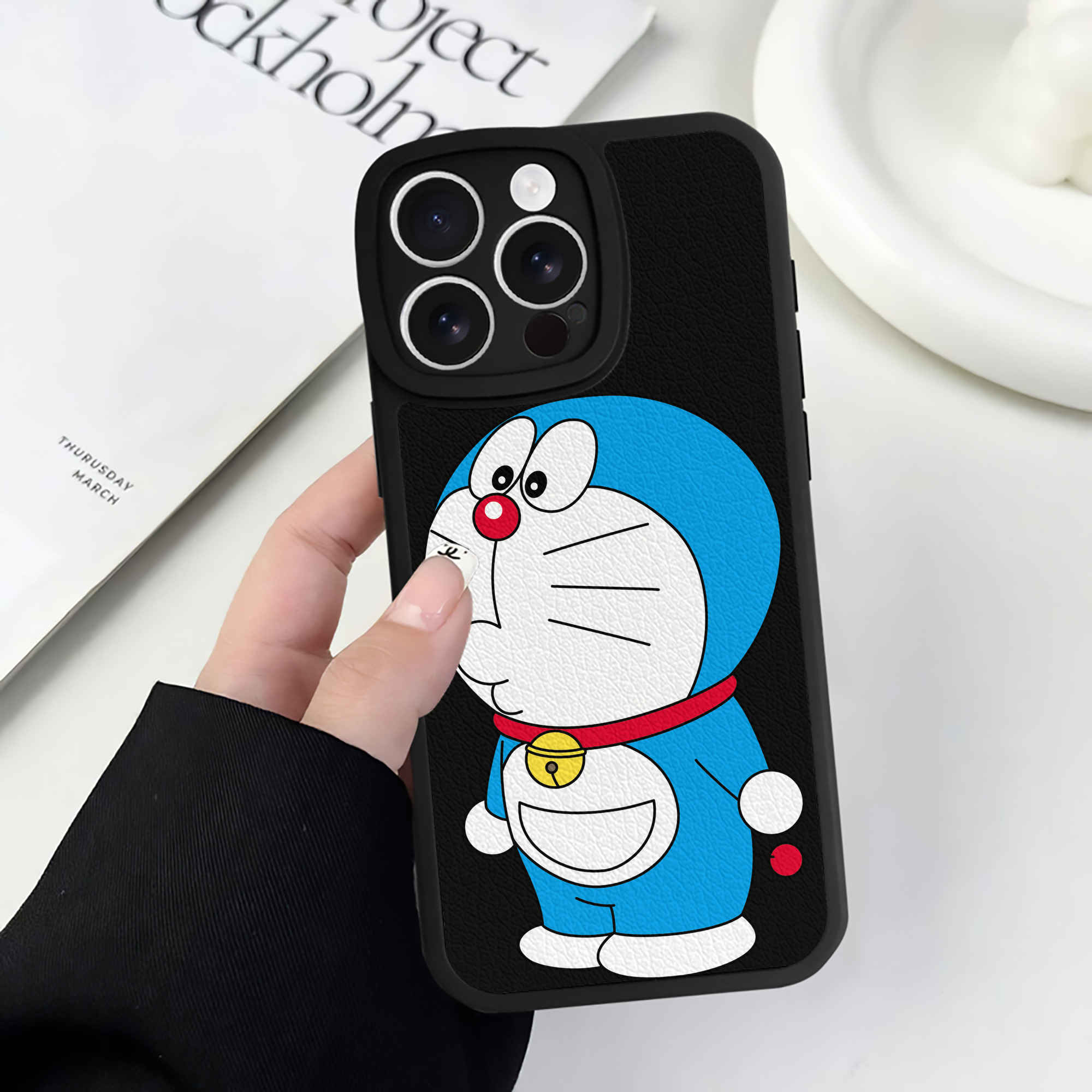 （画像用） ドラえもん Doraemon 【iPhone 16シリーズ対応】シリコンスマホケース（レザー調） 材質：シリコン